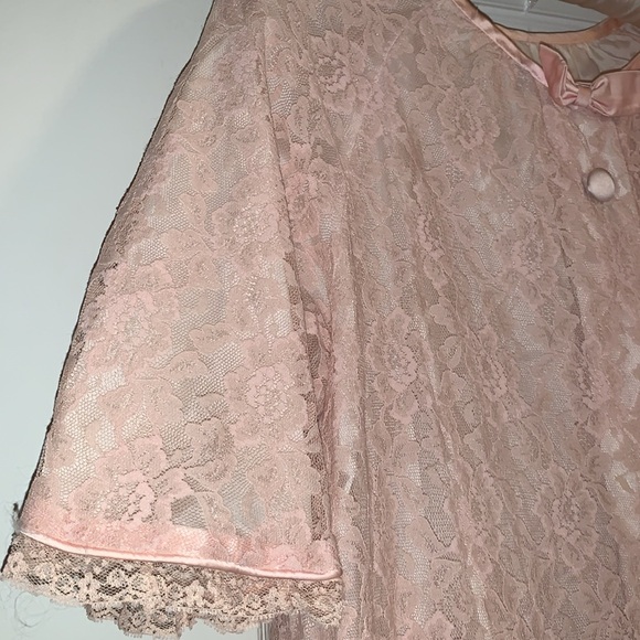 Vintage Lace Lingerie Robe: Soft Petal Pink, Maxi Length, Pockets, Satin Buttons - Picture 8 of 14
